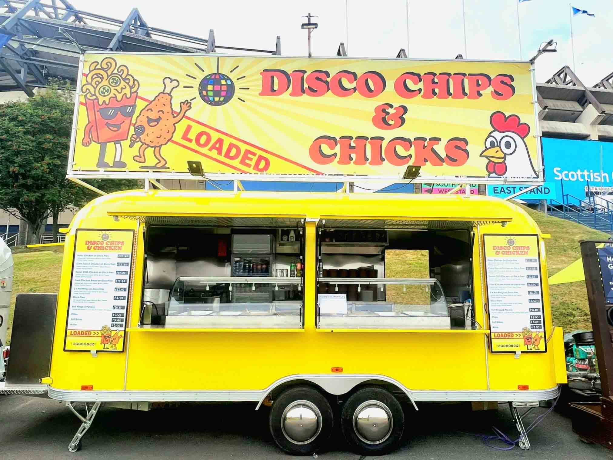 Qingfeng Food Trailer Struns de debut! El cliente captura la alegría de la entrega de cocina móvil de alto diseño
